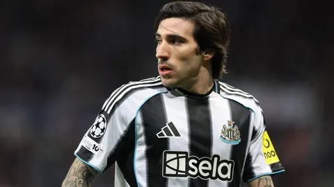 尼科乒乓球败北遭罚藏桌下，亚马尔自豪点赞：看我儿，我的高徒。